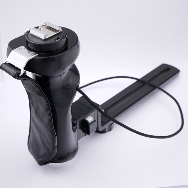 S-H-6DFS8K_2.jpg - Vivitar Flash Bracket with Mechanical Cable release
